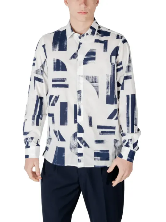 Weißes Hemd mit abstrakten Pinselstrichen