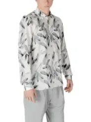 Blumiges Hemd mit grauen Hosen