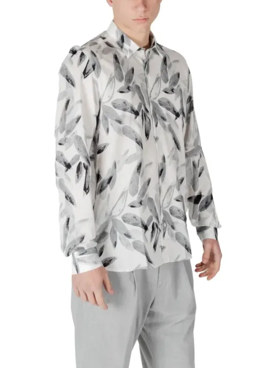 Blumiges Hemd mit grauen Hosen