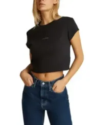 Frau trägt Calvin Klein Jeans