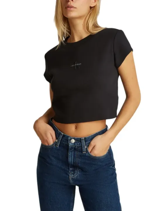 Frau trägt Calvin Klein Jeans