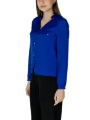Royalblaue Bluse mit weißen Knöpfen
