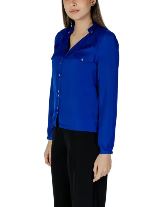 Royalblaue Bluse mit weißen Knöpfen