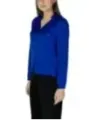 Royalblaue Bluse mit weißen Knöpfen