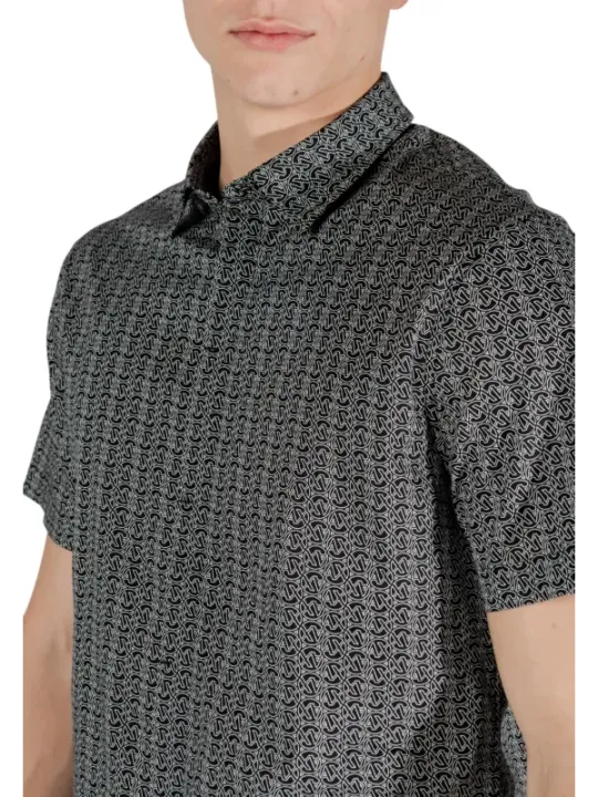 Schwarzes Hemd mit weißem Muster