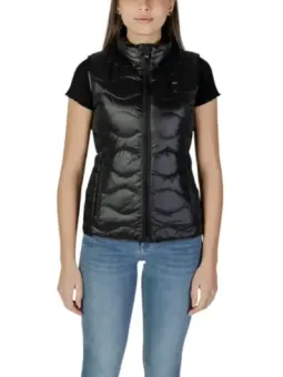 Schwarze Damen Pufferweste mit Jeans