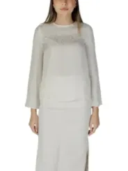 Weißes Top mit schwarzem Pelzmuster