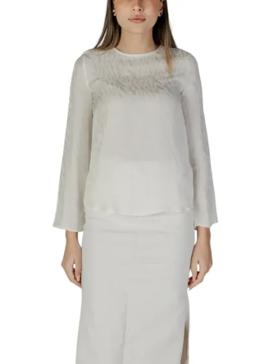 Weißes Top mit schwarzem Pelzmuster