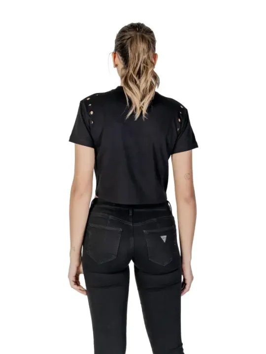 Schwarzes Shirt und Jeans hinten