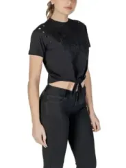 Schwarzes Guess T-Shirt und Jeans