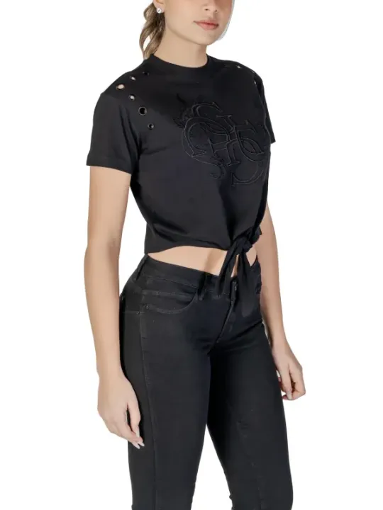 Schwarzes Guess T-Shirt und Jeans