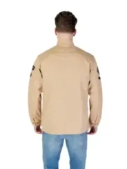 Tan Hemd mit Ärmelpatches