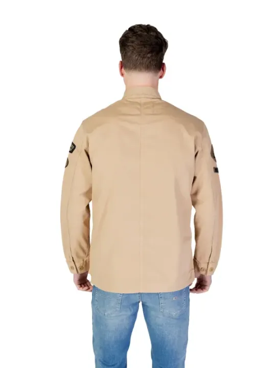 Tan Hemd mit Ärmelpatches