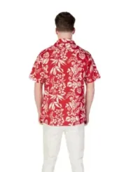 Rotes Hemd mit weißem Blumenmuster