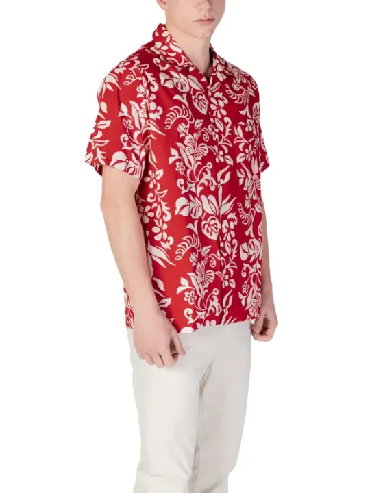Rotes Hawaiihemd mit Blumenmuster