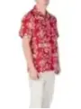 Rotes Hawaiihemd mit Blumenmuster