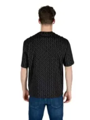 Mann trägt Armani Exchange T-Shirt