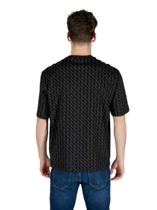 Mann trägt Armani Exchange T-Shirt