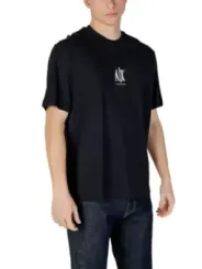 Mann trägt schwarzes AX T-Shirt