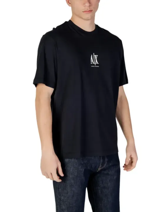 Mann trägt schwarzes AX T-Shirt