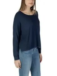 Frau trägt blauen Liu Jo Pullover