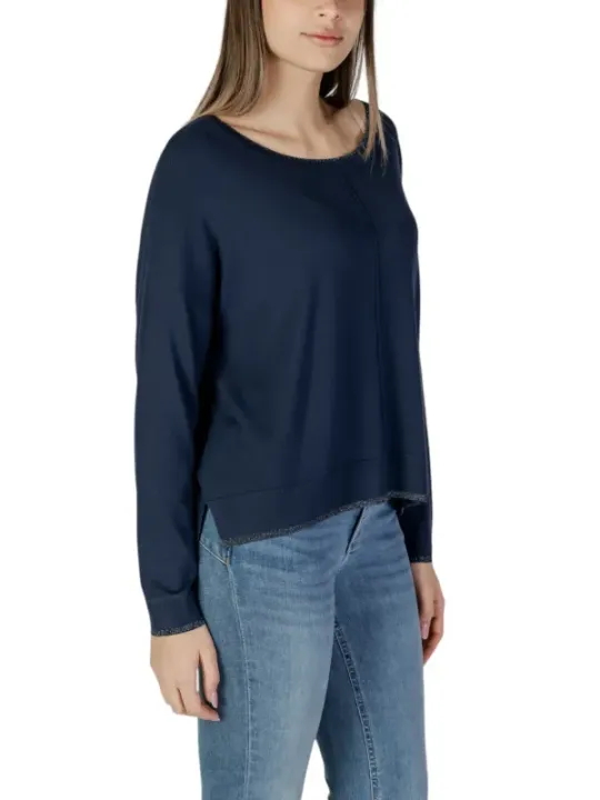 Frau trägt blauen Liu Jo Pullover