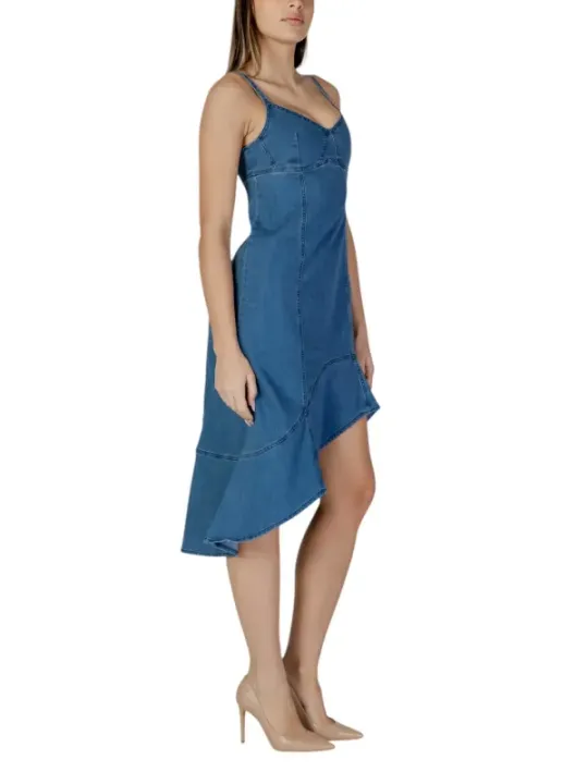 Asymmetrisches Jeanskleid mit V-Ausschnitt