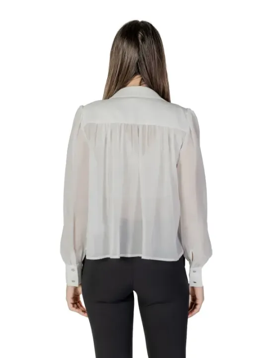 Silbergraues Hemd mit schwarzem Streifen