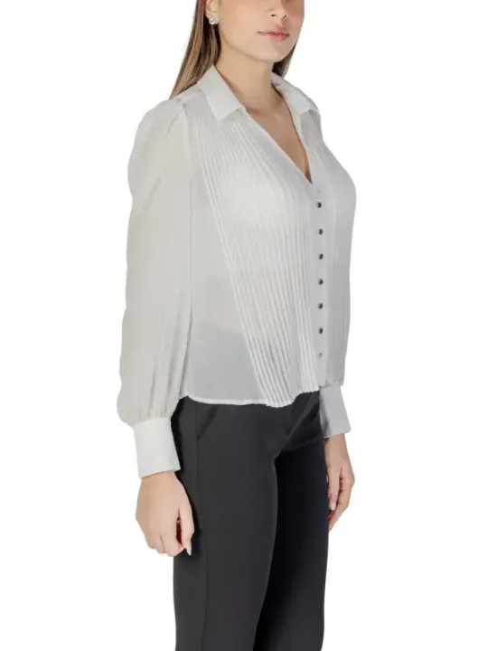 Weiße Bluse mit Knopfleiste und Falten