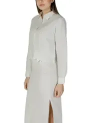 Weiße Bluse und langer Rock