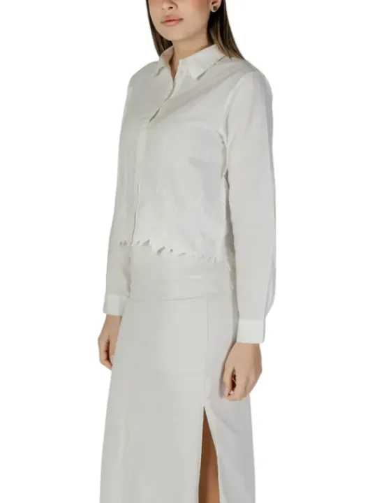 Weiße Bluse und langer Rock