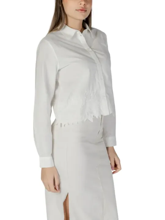 Weiße Bluse und Rock mit Schlitz