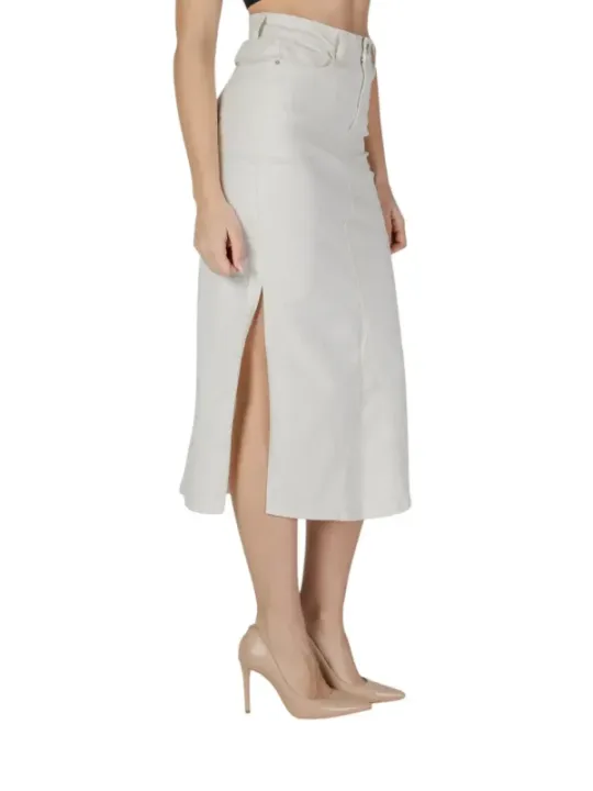 Cremefarbener Rock mit hohem Schlitz