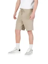 Khaki-Bermuda-Shorts mit Sneakers