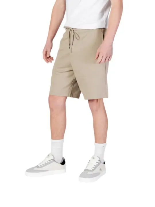 Khaki-Bermuda-Shorts mit Sneakers