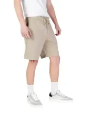 Khaki-Shorts, weißes T-Shirt, Sneaker