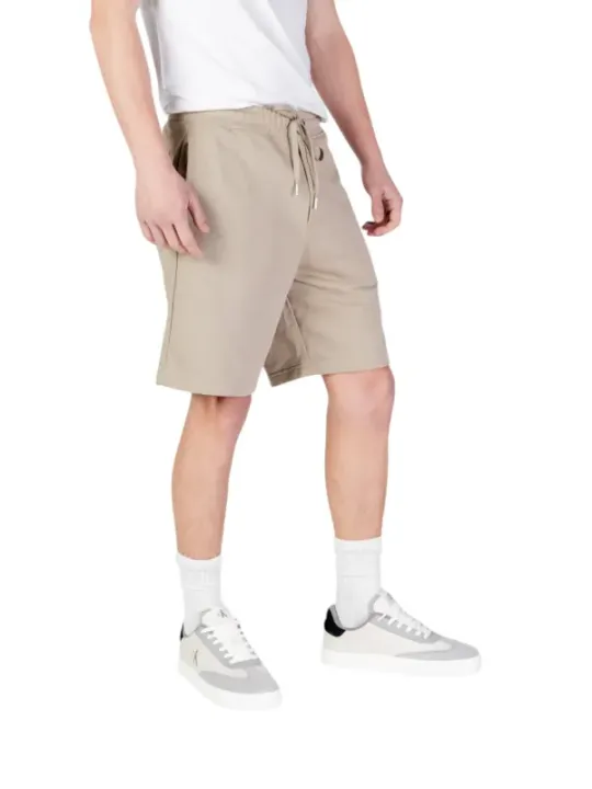 Khaki-Shorts, weißes T-Shirt, Sneaker