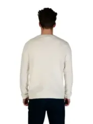 Mann trägt weißen Jack & Jones Pullover