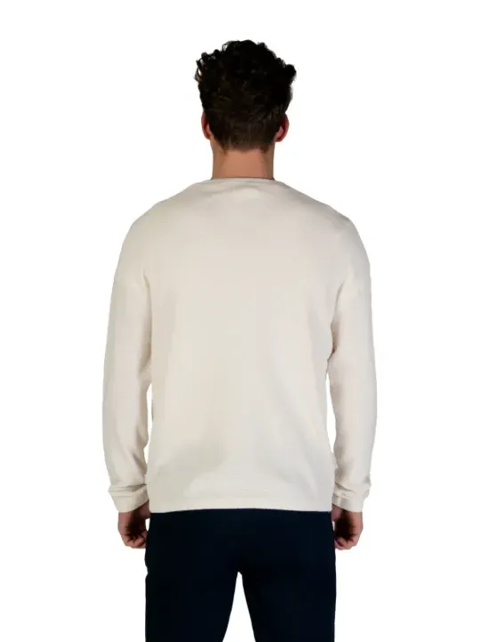 Mann trägt weißen Jack & Jones Pullover