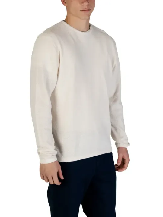 Weißes Baumwoll-Langarmshirt mit Jeans