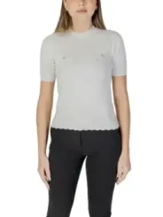 Gestricktes Top mit goldenen Knöpfen