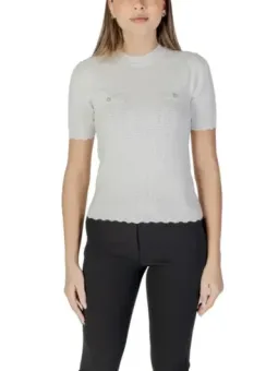 Gestricktes Top mit goldenen Knöpfen