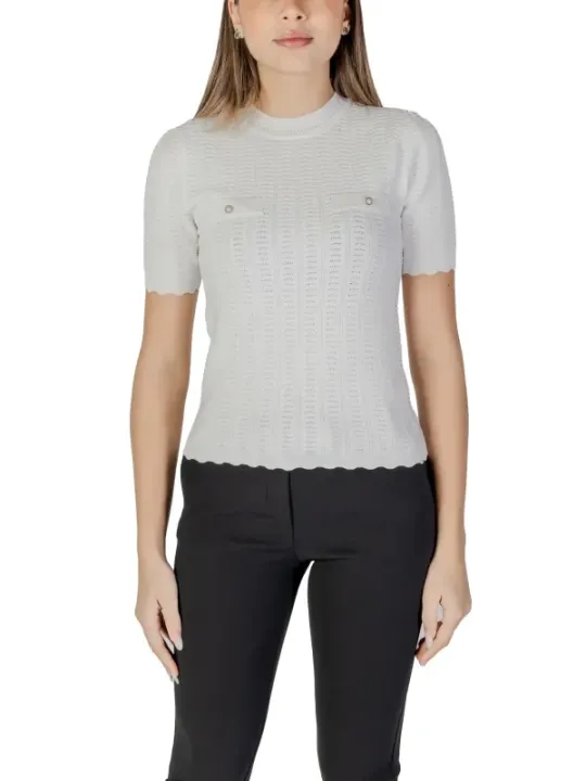 Gestricktes Top mit goldenen Knöpfen