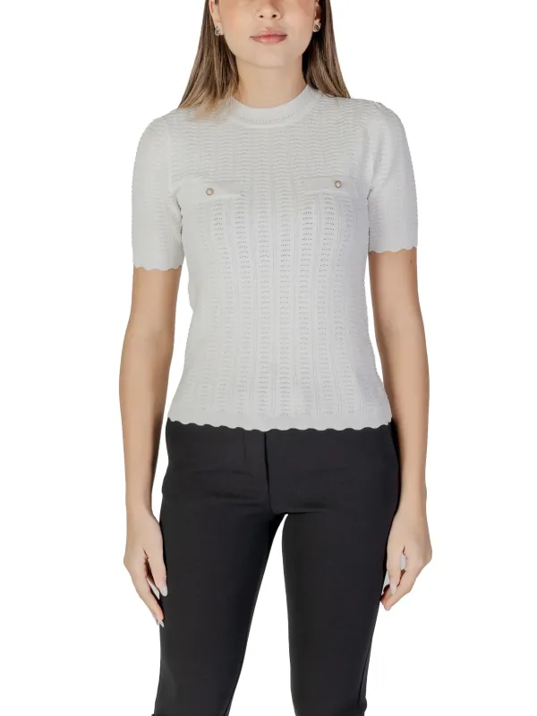 Gestricktes Top mit goldenen Knöpfen