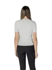 Schlankes weißes Top mit Rüschen.