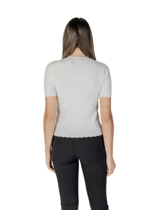 Schlankes weißes Top mit Rüschen.