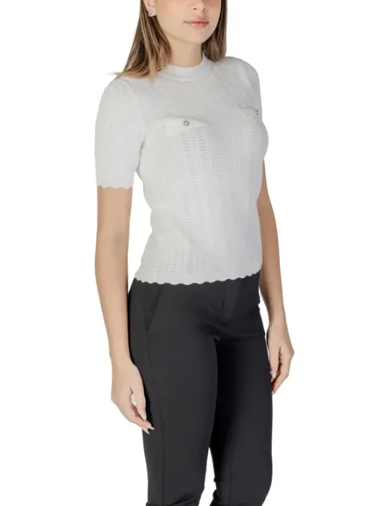 Weißes Oberteil mit Knopfdetail