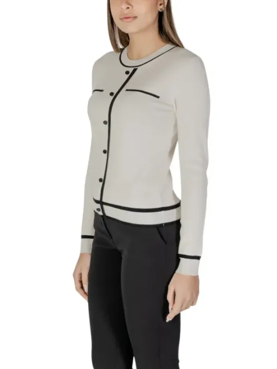 Weißes Hemd mit schwarzem Piping