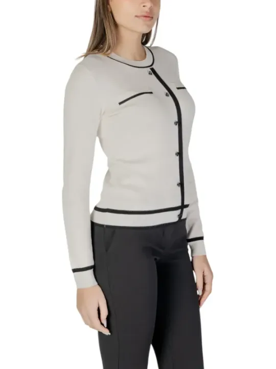 Grauer Strickpullover mit schwarzen Details