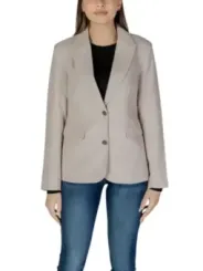 Beige Blazer mit weiblichem Model